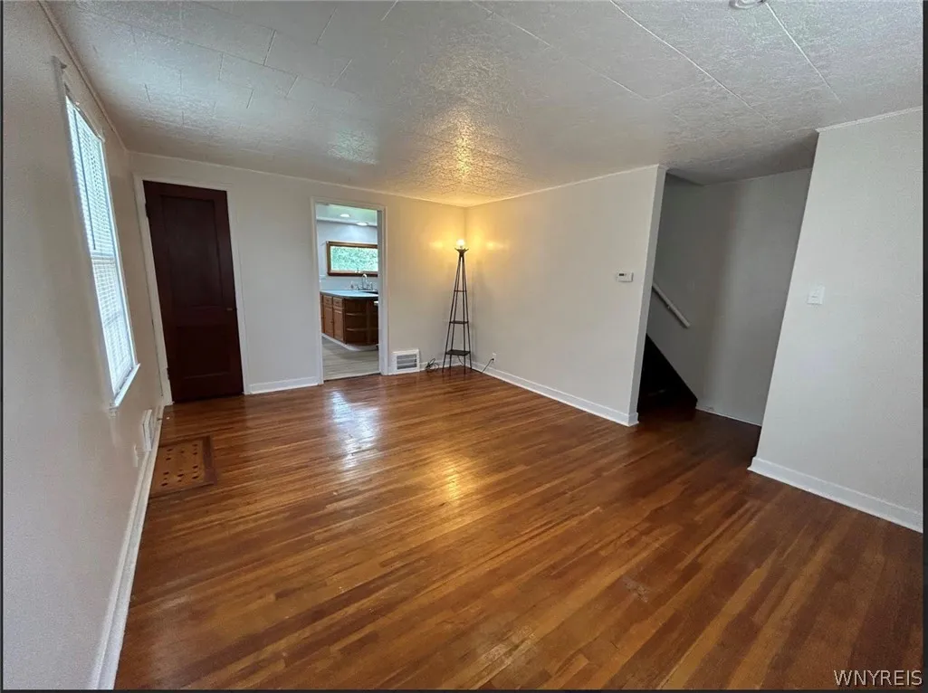 304 Wabash Avenue, Tonawanda, New York 14217, Tonawanda, New York 14217, 2 Bedrooms Bedrooms, 5 Rooms Rooms,1 BathroomBathrooms,Residential Lease,For Rent,304 Wabash Avenue, Tonawanda, New York 14217,0,B1695127