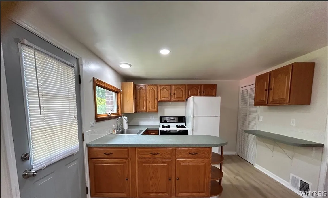 304 Wabash Avenue, Tonawanda, New York 14217, Tonawanda, New York 14217, 2 Bedrooms Bedrooms, 5 Rooms Rooms,1 BathroomBathrooms,Residential Lease,For Rent,304 Wabash Avenue, Tonawanda, New York 14217,0,B1695127