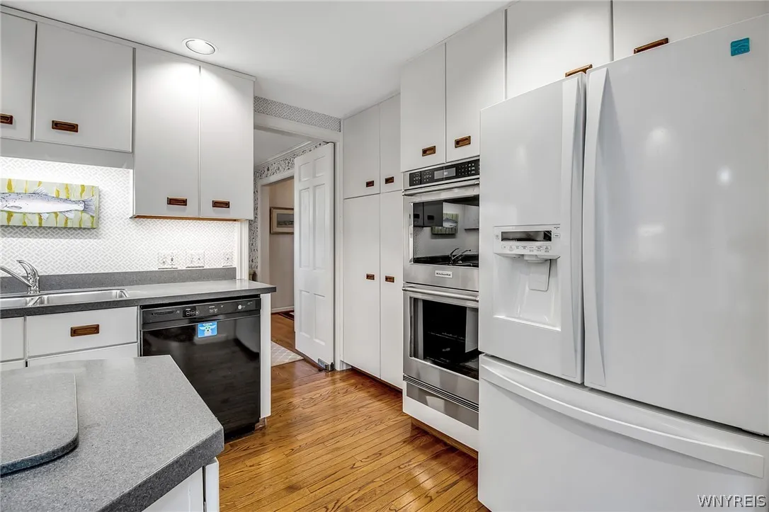 32 Saint Georges, Buffalo, New York 14222, Buffalo, New York 14222, 4 Bedrooms Bedrooms, 8 Rooms Rooms,3 BathroomsBathrooms,Residential,For Sale,32 Saint Georges, Buffalo, New York 14222,0,B1695471