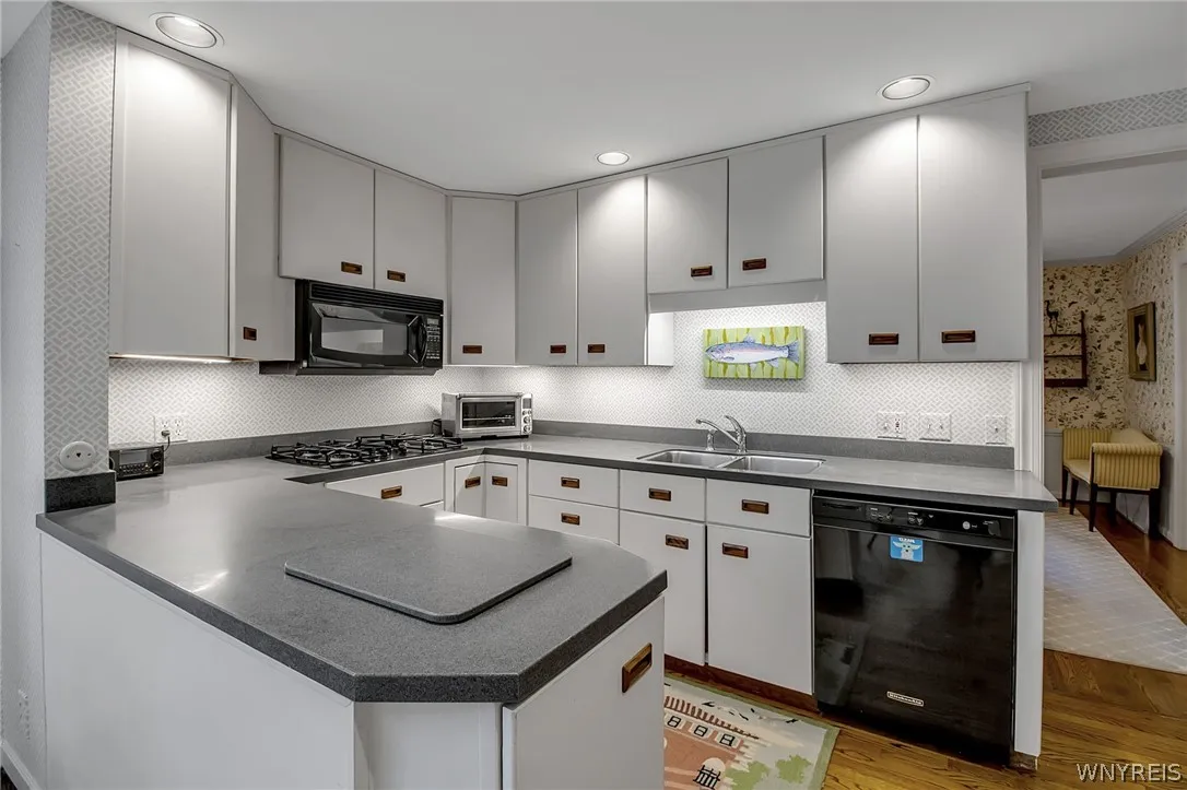 32 Saint Georges, Buffalo, New York 14222, Buffalo, New York 14222, 4 Bedrooms Bedrooms, 8 Rooms Rooms,3 BathroomsBathrooms,Residential,For Sale,32 Saint Georges, Buffalo, New York 14222,0,B1695471