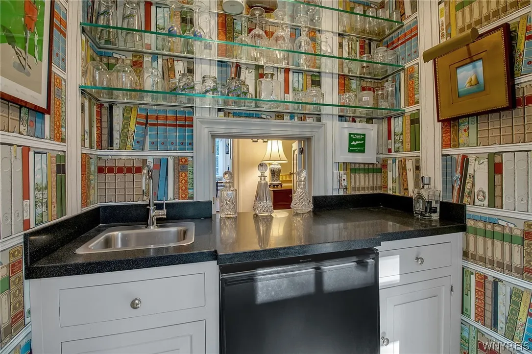 Wet bar
