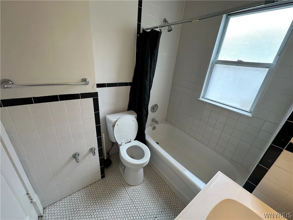 394 Taunton Place 2, Buffalo, New York 14216, Buffalo, New York 14216, 3 Bedrooms Bedrooms, 5 Rooms Rooms,1 BathroomBathrooms,Residential Lease,For Rent,394 Taunton Place 2, Buffalo, New York 14216,0,B1698203
