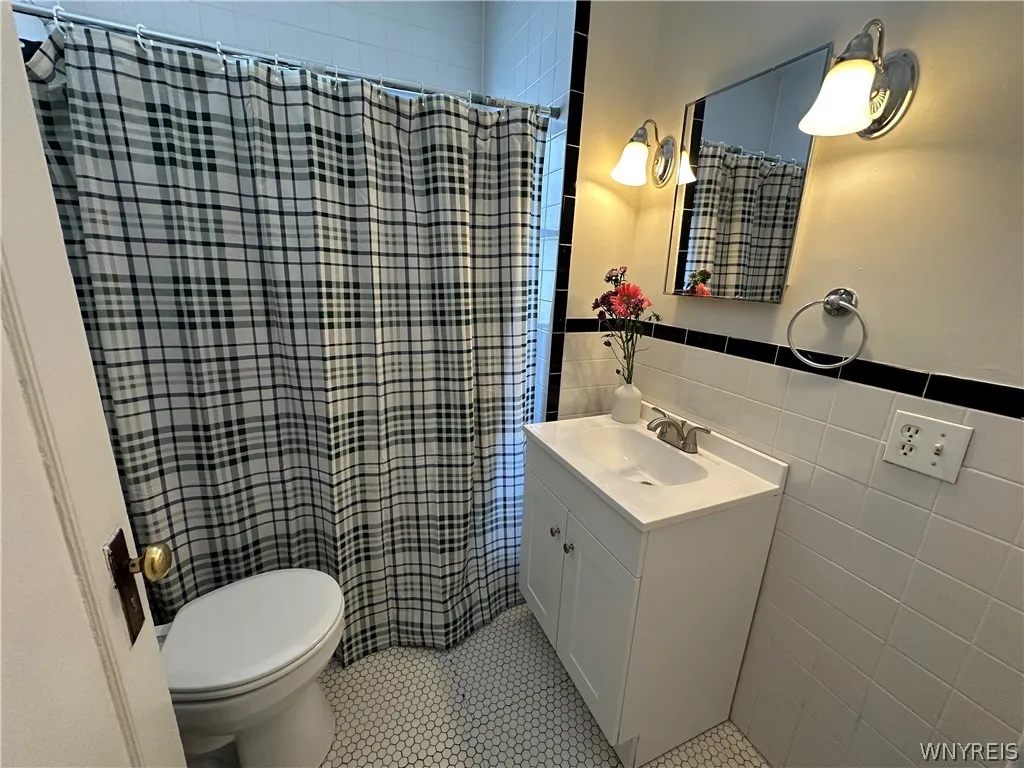394 Taunton Place 2, Buffalo, New York 14216, Buffalo, New York 14216, 3 Bedrooms Bedrooms, 5 Rooms Rooms,1 BathroomBathrooms,Residential Lease,For Rent,394 Taunton Place 2, Buffalo, New York 14216,0,B1698203