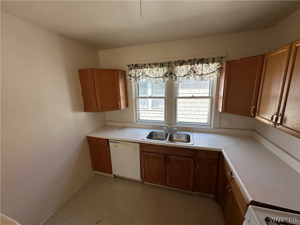 394 Taunton Place 2, Buffalo, New York 14216, Buffalo, New York 14216, 3 Bedrooms Bedrooms, 5 Rooms Rooms,1 BathroomBathrooms,Residential Lease,For Rent,394 Taunton Place 2, Buffalo, New York 14216,0,B1698203