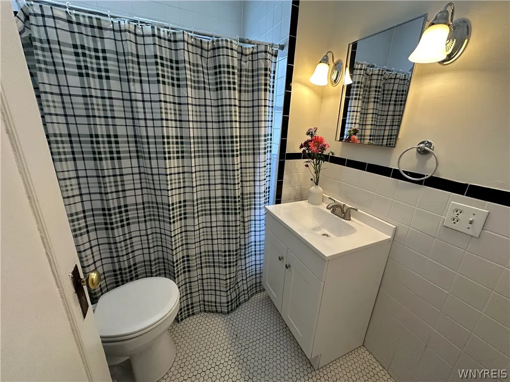 394 Taunton Place 2, Buffalo, New York 14216, Buffalo, New York 14216, 3 Bedrooms Bedrooms, 5 Rooms Rooms,1 BathroomBathrooms,Residential Lease,For Rent,394 Taunton Place 2, Buffalo, New York 14216,0,B1698203