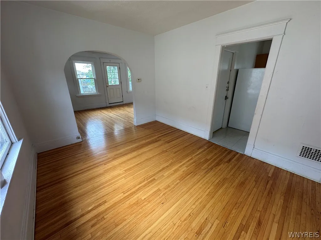 394 Taunton Place 2, Buffalo, New York 14216, Buffalo, New York 14216, 3 Bedrooms Bedrooms, 5 Rooms Rooms,1 BathroomBathrooms,Residential Lease,For Rent,394 Taunton Place 2, Buffalo, New York 14216,0,B1698203