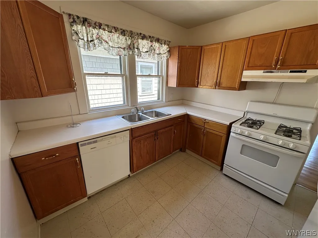 394 Taunton Place 2, Buffalo, New York 14216, Buffalo, New York 14216, 3 Bedrooms Bedrooms, 5 Rooms Rooms,1 BathroomBathrooms,Residential Lease,For Rent,394 Taunton Place 2, Buffalo, New York 14216,0,B1698203