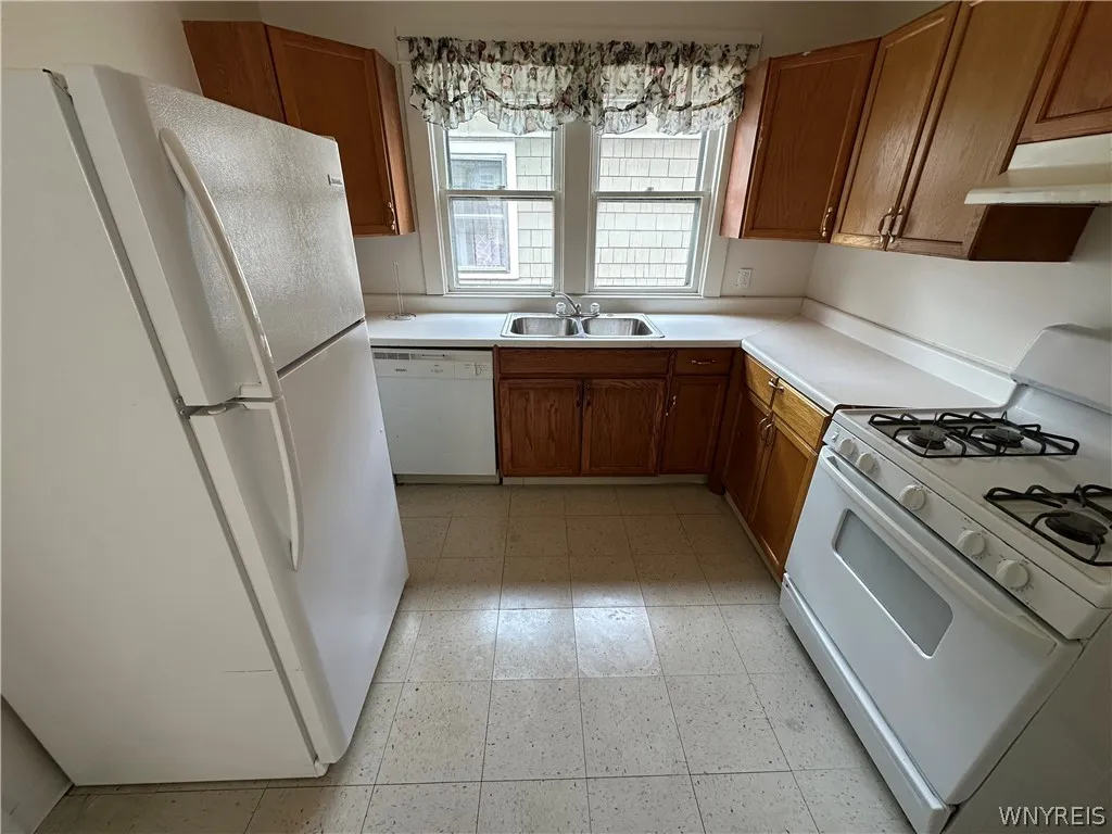 394 Taunton Place 2, Buffalo, New York 14216, Buffalo, New York 14216, 3 Bedrooms Bedrooms, 5 Rooms Rooms,1 BathroomBathrooms,Residential Lease,For Rent,394 Taunton Place 2, Buffalo, New York 14216,0,B1698203