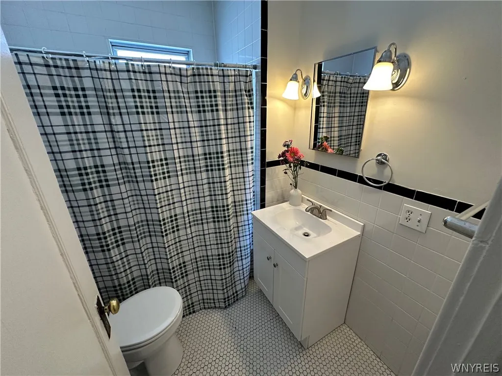 394 Taunton Place 2, Buffalo, New York 14216, Buffalo, New York 14216, 3 Bedrooms Bedrooms, 5 Rooms Rooms,1 BathroomBathrooms,Residential Lease,For Rent,394 Taunton Place 2, Buffalo, New York 14216,0,B1698203