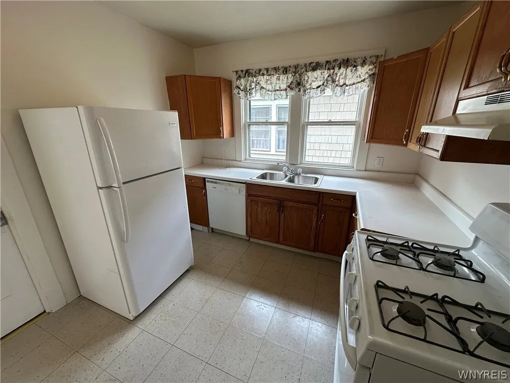 394 Taunton Place 2, Buffalo, New York 14216, Buffalo, New York 14216, 3 Bedrooms Bedrooms, 5 Rooms Rooms,1 BathroomBathrooms,Residential Lease,For Rent,394 Taunton Place 2, Buffalo, New York 14216,0,B1698203