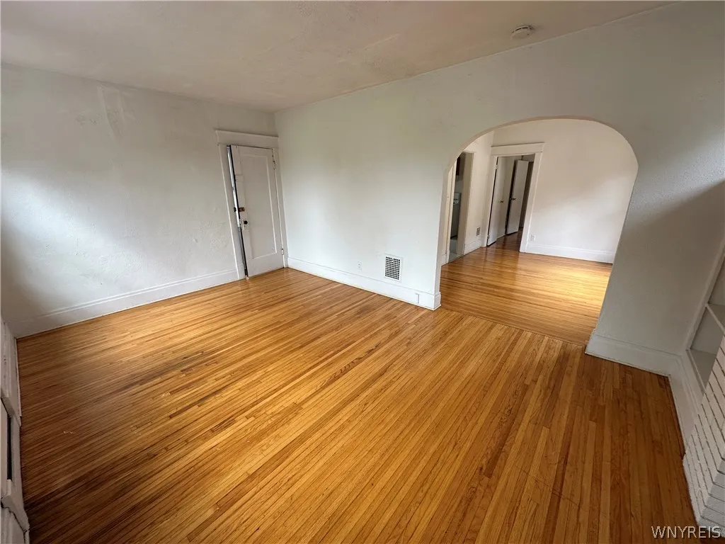 394 Taunton Place 2, Buffalo, New York 14216, Buffalo, New York 14216, 3 Bedrooms Bedrooms, 5 Rooms Rooms,1 BathroomBathrooms,Residential Lease,For Rent,394 Taunton Place 2, Buffalo, New York 14216,0,B1698203