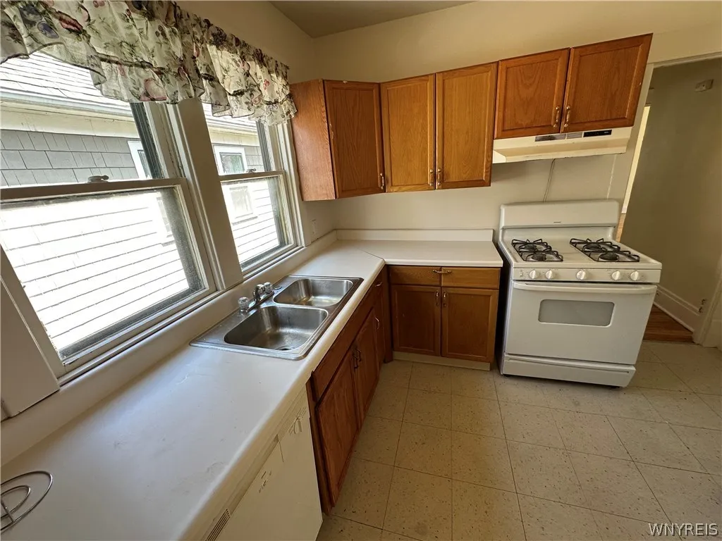 394 Taunton Place 2, Buffalo, New York 14216, Buffalo, New York 14216, 3 Bedrooms Bedrooms, 5 Rooms Rooms,1 BathroomBathrooms,Residential Lease,For Rent,394 Taunton Place 2, Buffalo, New York 14216,0,B1698203