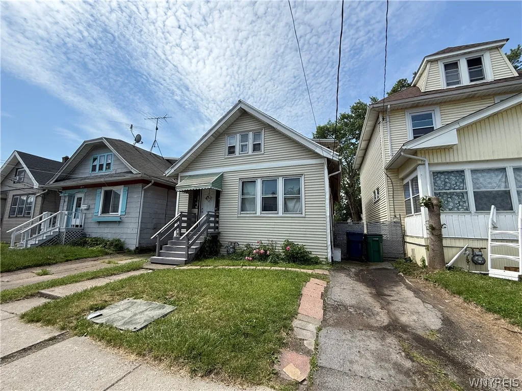 88 Newfield Street, Buffalo, New York 14207, Buffalo, New York 14207, 4 Bedrooms Bedrooms, 6 Rooms Rooms,1 BathroomBathrooms,Residential,For Sale,88 Newfield Street, Buffalo, New York 14207,0,B1696413