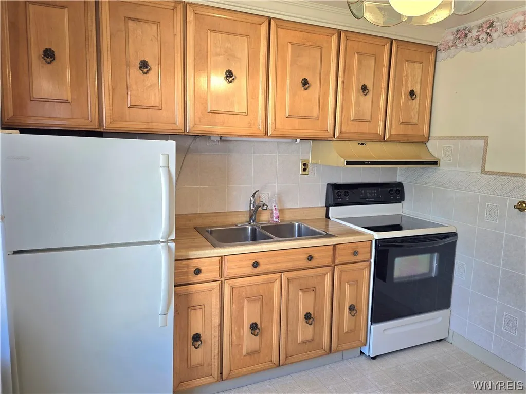 36 Dellwood Road, Amherst, New York 14226, Amherst, New York 14226, 7 Bedrooms Bedrooms, ,3 BathroomsBathrooms,Residential,For Sale,36 Dellwood Road, Amherst, New York 14226,0,B1698038
