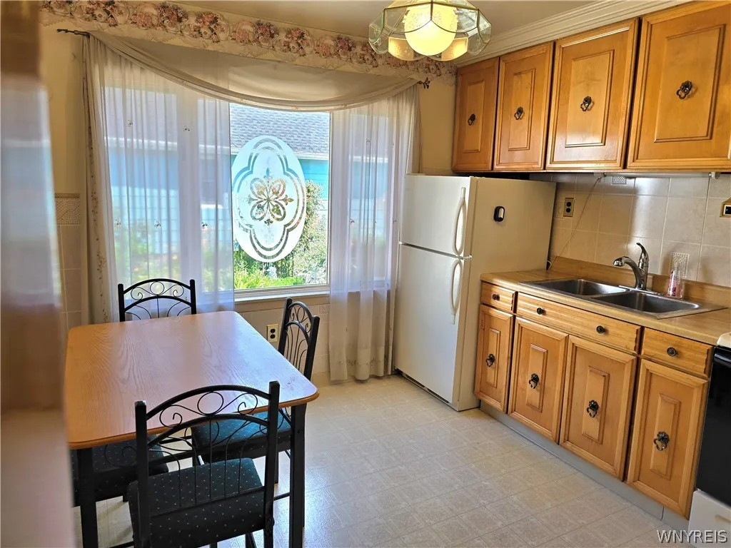 36 Dellwood Road, Amherst, New York 14226, Amherst, New York 14226, 7 Bedrooms Bedrooms, ,3 BathroomsBathrooms,Residential,For Sale,36 Dellwood Road, Amherst, New York 14226,0,B1698038
