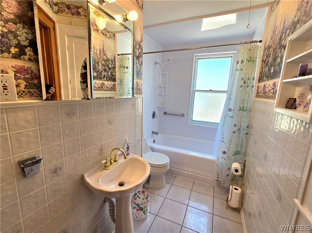 36 Dellwood Road, Amherst, New York 14226, Amherst, New York 14226, 7 Bedrooms Bedrooms, ,3 BathroomsBathrooms,Residential,For Sale,36 Dellwood Road, Amherst, New York 14226,0,B1698038