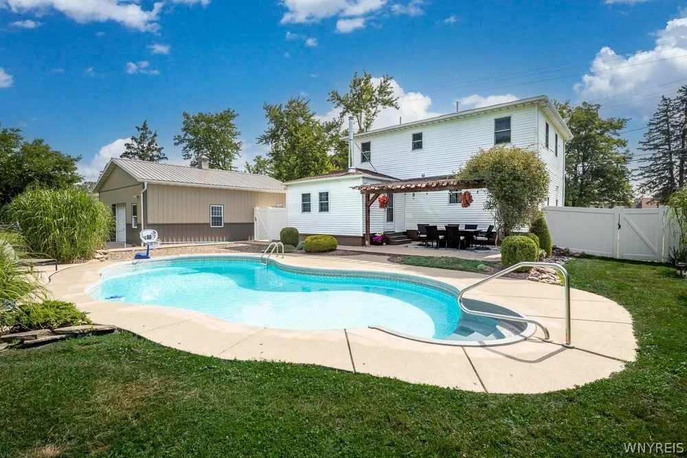 212 East Avenue, West Seneca, New York 14224, West Seneca, New York 14224, 4 Bedrooms Bedrooms, 8 Rooms Rooms,2 BathroomsBathrooms,Residential,For Sale,212 East Avenue, West Seneca, New York 14224,0,B1695243