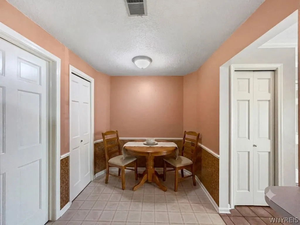 640 Youngs Road A, Amherst, New York 14221, Amherst, New York 14221, 2 Bedrooms Bedrooms, 5 Rooms Rooms,2 BathroomsBathrooms,Residential,For Sale,640 Youngs Road A, Amherst, New York 14221,0,B1697502