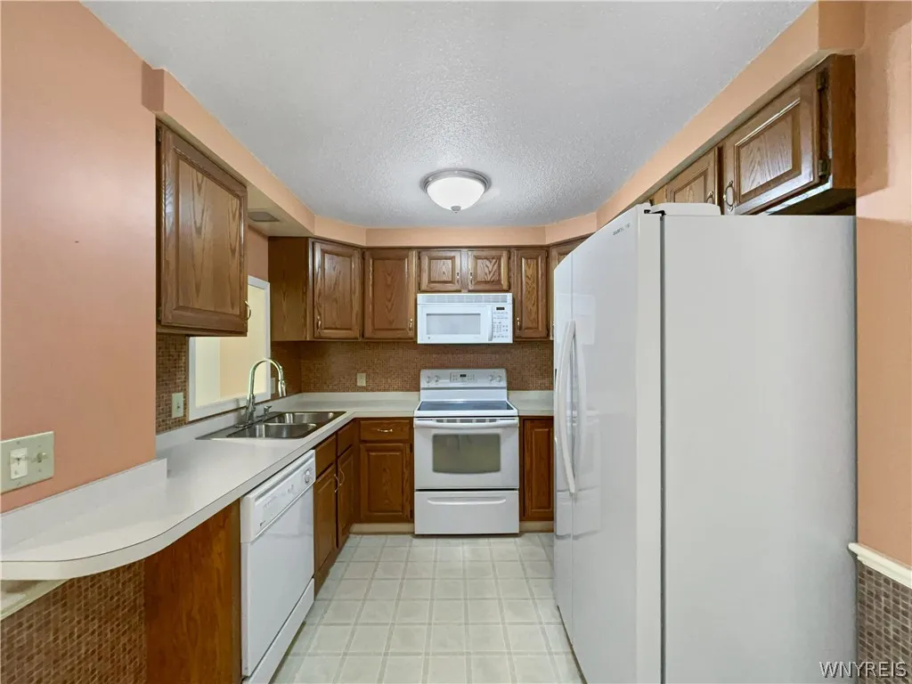 640 Youngs Road A, Amherst, New York 14221, Amherst, New York 14221, 2 Bedrooms Bedrooms, 5 Rooms Rooms,2 BathroomsBathrooms,Residential,For Sale,640 Youngs Road A, Amherst, New York 14221,0,B1697502