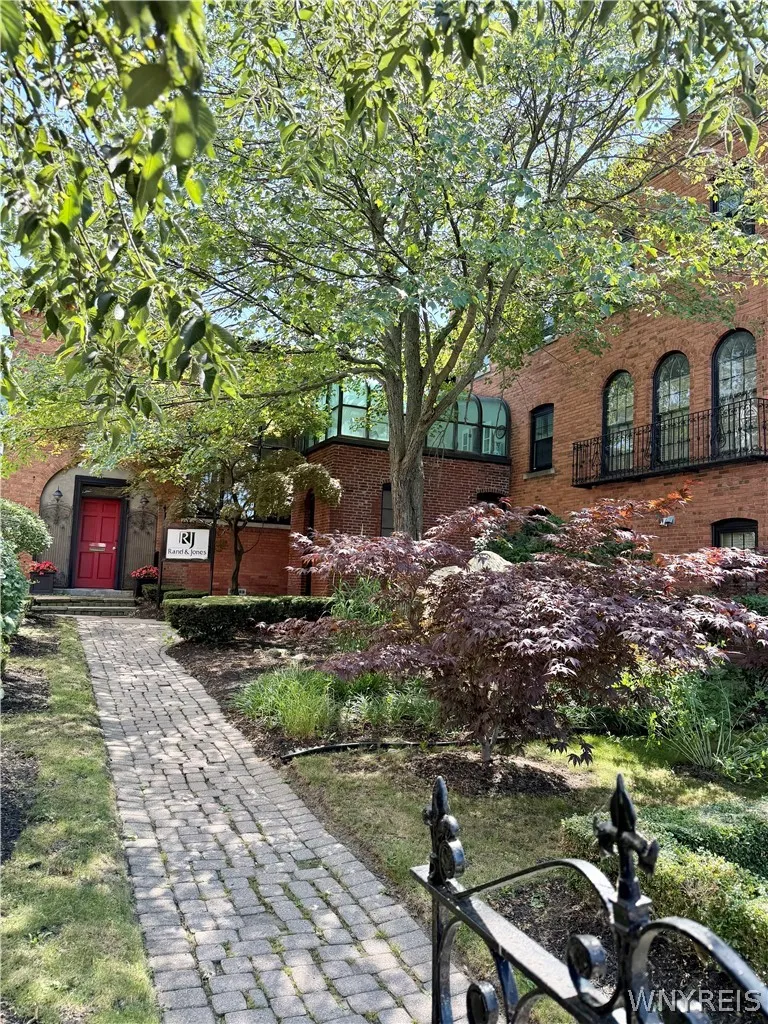 20 Tracy Street 5, Buffalo, New York 14201, Buffalo, New York 14201, 1 Room Rooms,1 BathroomBathrooms,Residential Lease,For Rent,20 Tracy Street 5, Buffalo, New York 14201,0,B1697838