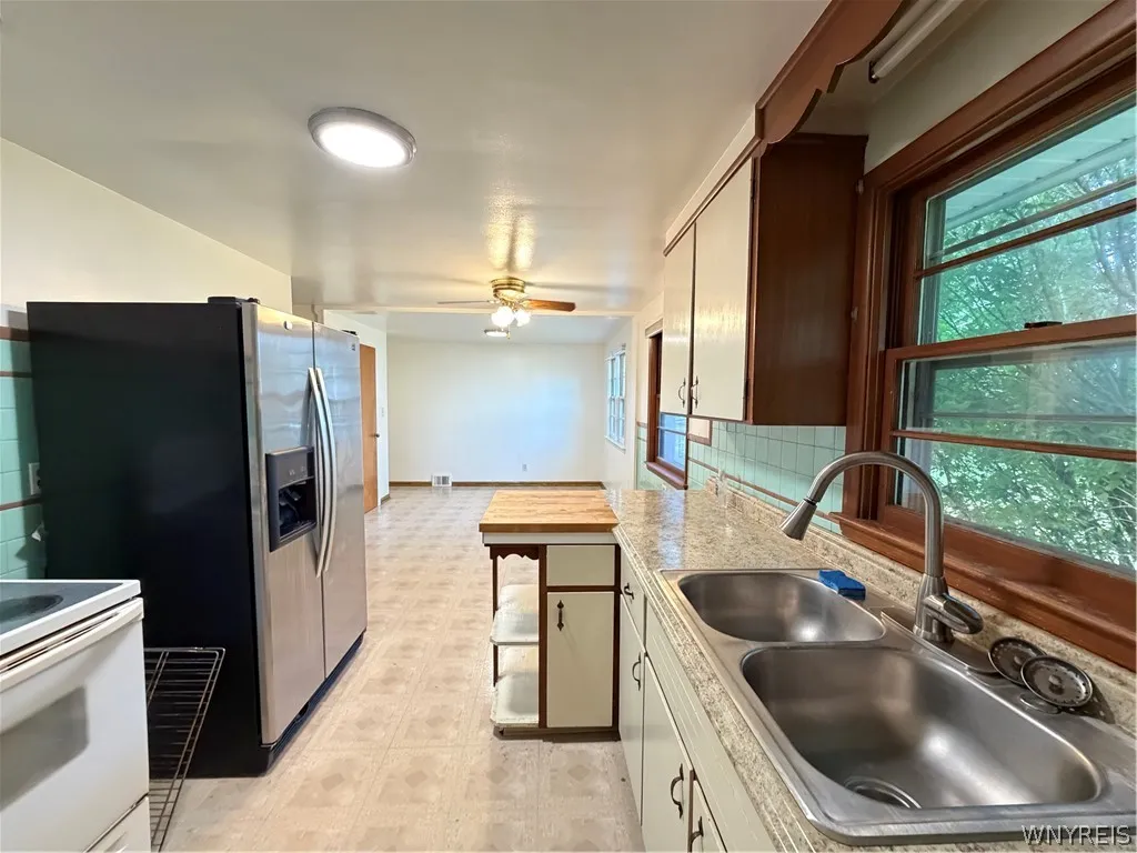 222 Frankhauser Road, Amherst, New York 14221, Amherst, New York 14221, 3 Bedrooms Bedrooms, 6 Rooms Rooms,1 BathroomBathrooms,Residential Lease,For Rent,222 Frankhauser Road, Amherst, New York 14221,0,B1698402
