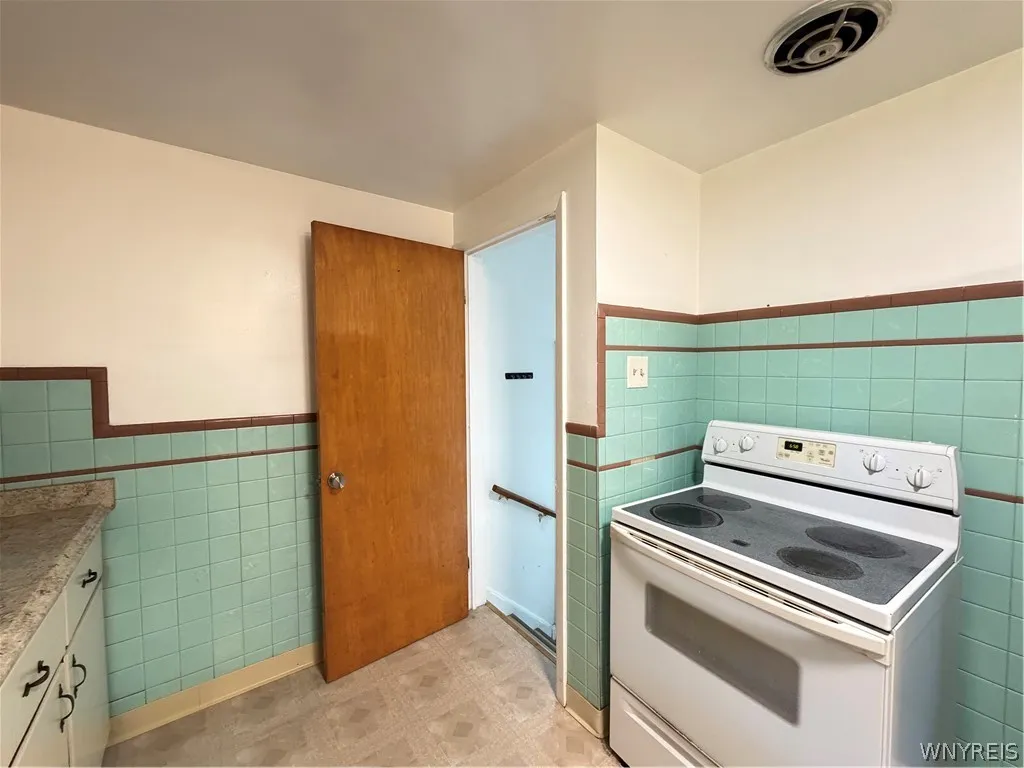 222 Frankhauser Road, Amherst, New York 14221, Amherst, New York 14221, 3 Bedrooms Bedrooms, 6 Rooms Rooms,1 BathroomBathrooms,Residential Lease,For Rent,222 Frankhauser Road, Amherst, New York 14221,0,B1698402