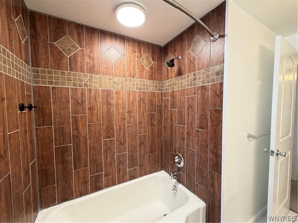 222 Frankhauser Road, Amherst, New York 14221, Amherst, New York 14221, 3 Bedrooms Bedrooms, 6 Rooms Rooms,1 BathroomBathrooms,Residential Lease,For Rent,222 Frankhauser Road, Amherst, New York 14221,0,B1698402