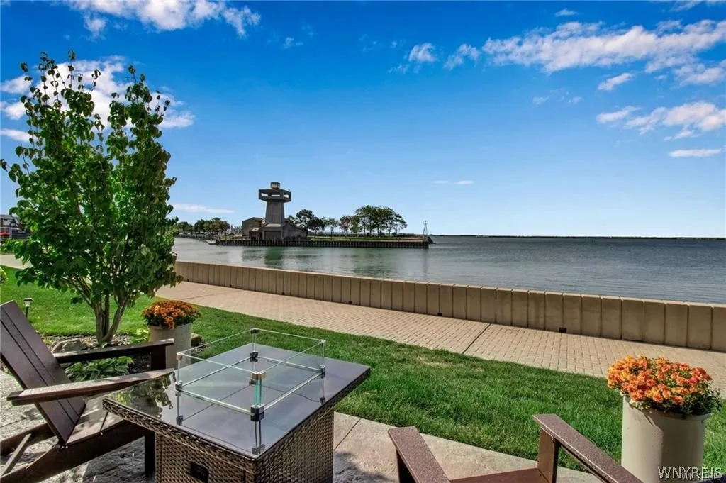 36 Harbour Point, Buffalo, New York 14202, Buffalo, New York 14202, 3 Bedrooms Bedrooms, 12 Rooms Rooms,2 BathroomsBathrooms,Residential Lease,For Rent,36 Harbour Point, Buffalo, New York 14202,0,B1696623