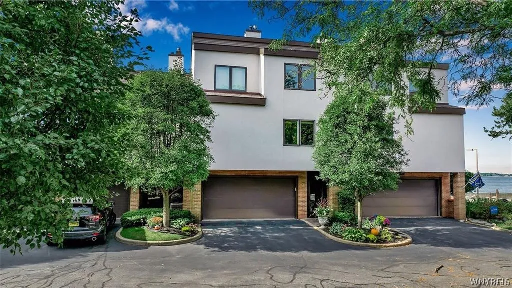 36 Harbour Point, Buffalo, New York 14202, Buffalo, New York 14202, 3 Bedrooms Bedrooms, 12 Rooms Rooms,2 BathroomsBathrooms,Residential Lease,For Rent,36 Harbour Point, Buffalo, New York 14202,0,B1696623
