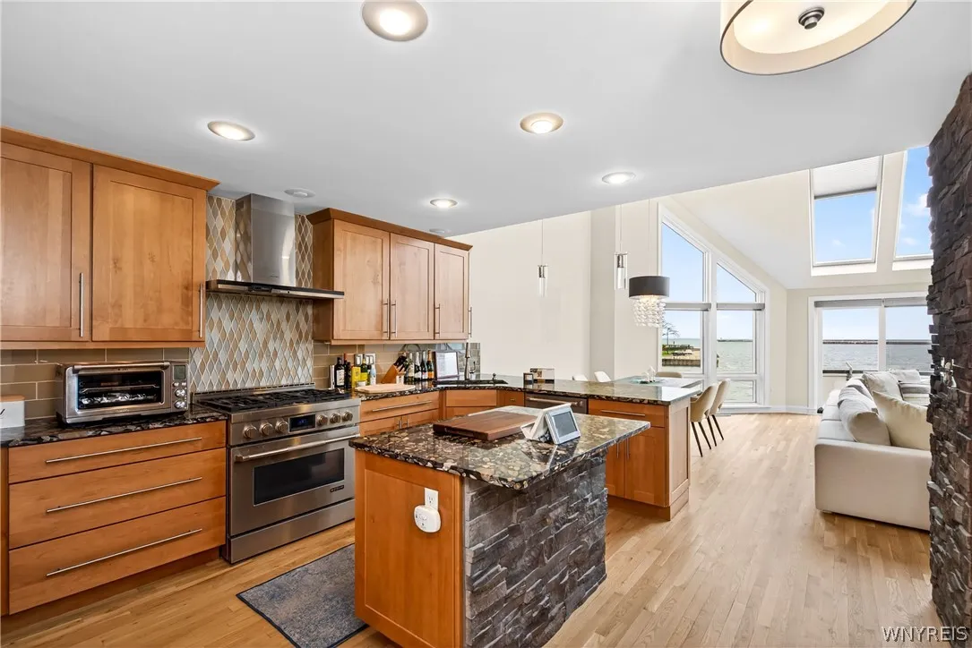 36 Harbour Point, Buffalo, New York 14202, Buffalo, New York 14202, 3 Bedrooms Bedrooms, 12 Rooms Rooms,2 BathroomsBathrooms,Residential Lease,For Rent,36 Harbour Point, Buffalo, New York 14202,0,B1696623