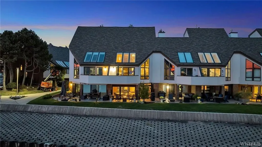 36 Harbour Point, Buffalo, New York 14202, Buffalo, New York 14202, 3 Bedrooms Bedrooms, 12 Rooms Rooms,2 BathroomsBathrooms,Residential Lease,For Rent,36 Harbour Point, Buffalo, New York 14202,0,B1696623