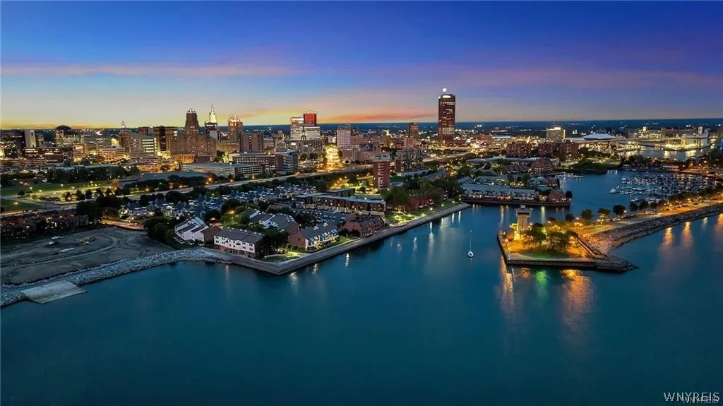 36 Harbour Point, Buffalo, New York 14202, Buffalo, New York 14202, 3 Bedrooms Bedrooms, 12 Rooms Rooms,2 BathroomsBathrooms,Residential Lease,For Rent,36 Harbour Point, Buffalo, New York 14202,0,B1696623