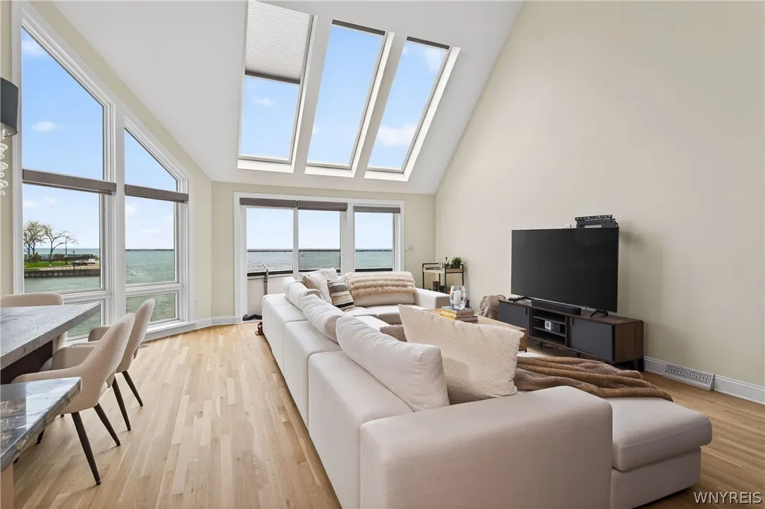 36 Harbour Point, Buffalo, New York 14202, Buffalo, New York 14202, 3 Bedrooms Bedrooms, 12 Rooms Rooms,2 BathroomsBathrooms,Residential Lease,For Rent,36 Harbour Point, Buffalo, New York 14202,0,B1696623
