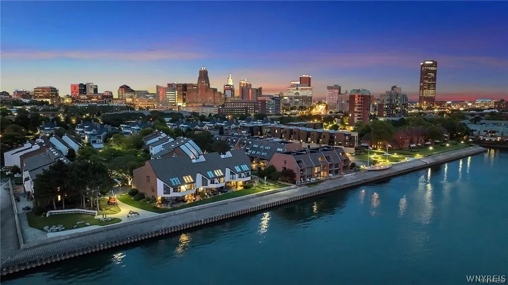 36 Harbour Point, Buffalo, New York 14202, Buffalo, New York 14202, 3 Bedrooms Bedrooms, 12 Rooms Rooms,2 BathroomsBathrooms,Residential Lease,For Rent,36 Harbour Point, Buffalo, New York 14202,0,B1696623