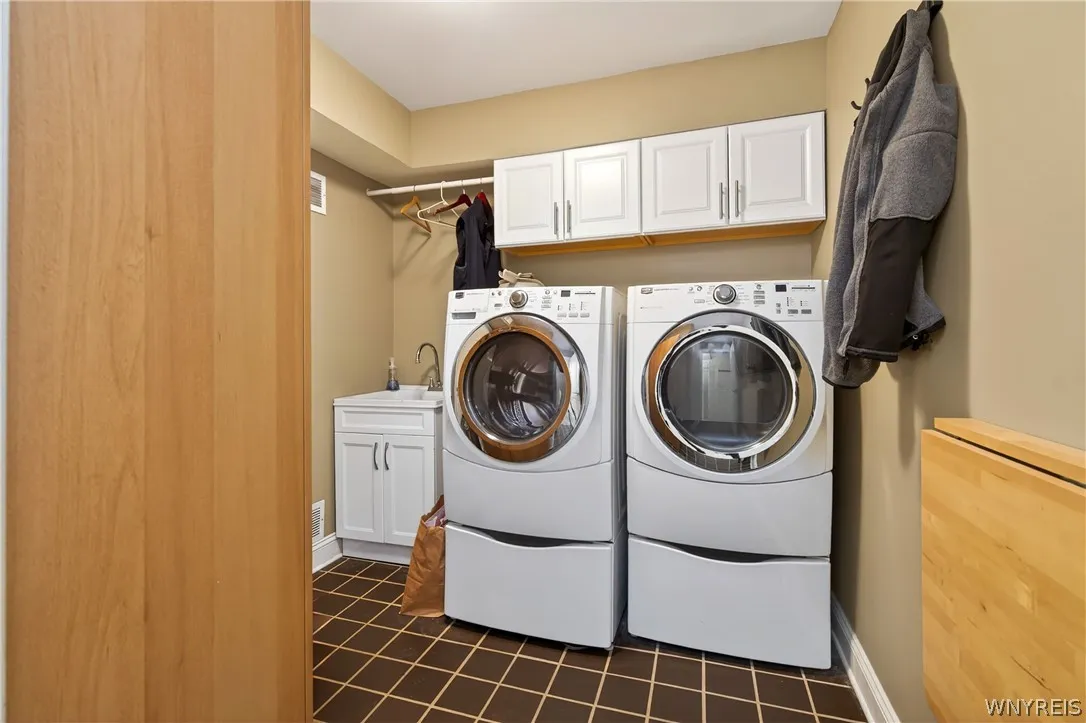 36 Harbour Point, Buffalo, New York 14202, Buffalo, New York 14202, 3 Bedrooms Bedrooms, 12 Rooms Rooms,2 BathroomsBathrooms,Residential Lease,For Rent,36 Harbour Point, Buffalo, New York 14202,0,B1696623