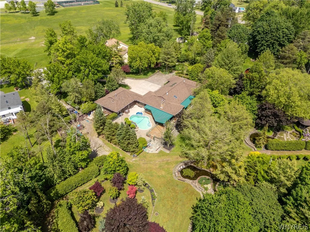 45 Red Wing Court, Amherst, New York 14051, Amherst, New York 14051, 3 Bedrooms Bedrooms, 13 Rooms Rooms,3 BathroomsBathrooms,Residential,For Sale,45 Red Wing Court, Amherst, New York 14051,0,B1682030