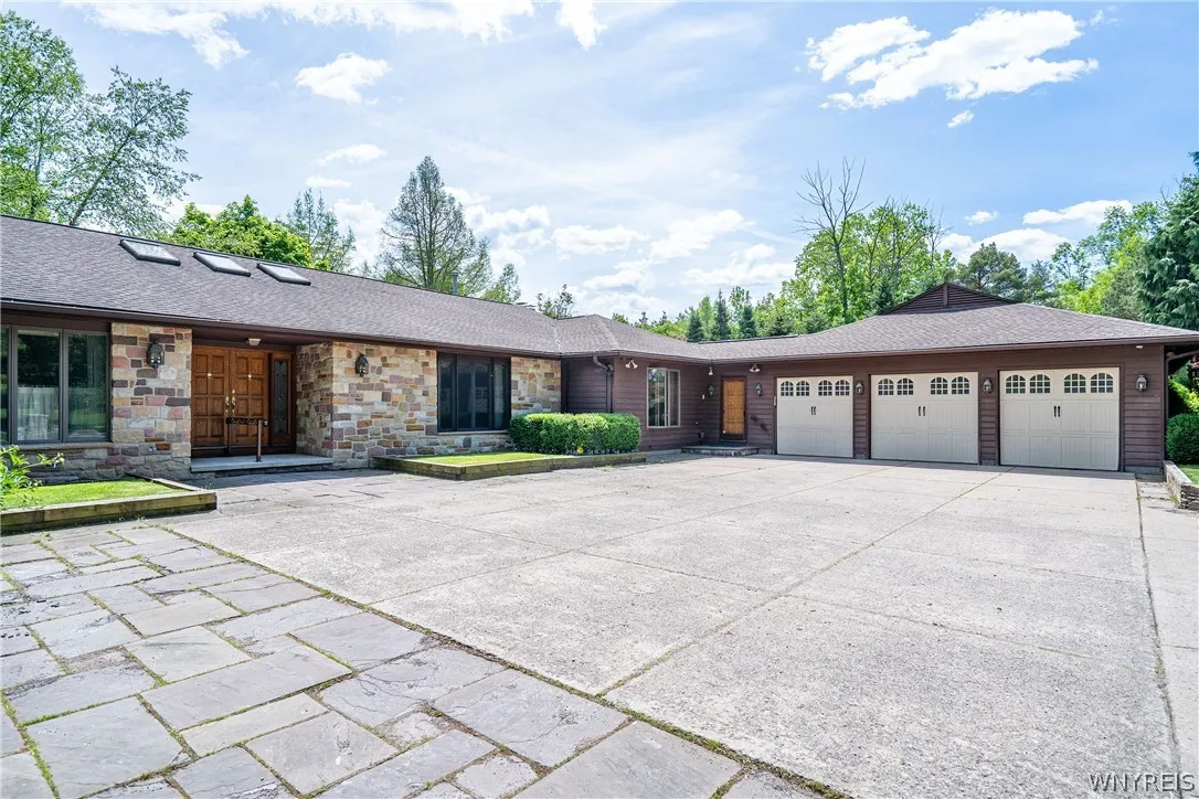 45 Red Wing Court, Amherst, New York 14051, Amherst, New York 14051, 3 Bedrooms Bedrooms, 13 Rooms Rooms,3 BathroomsBathrooms,Residential,For Sale,45 Red Wing Court, Amherst, New York 14051,0,B1682030