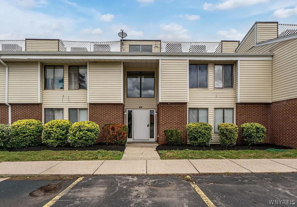44 Bee Hunter Court B, Amherst, New York 14051, Amherst, New York 14051, 2 Bedrooms Bedrooms, 6 Rooms Rooms,1 BathroomBathrooms,Residential,For Sale,44 Bee Hunter Court B, Amherst, New York 14051,0,B1698254