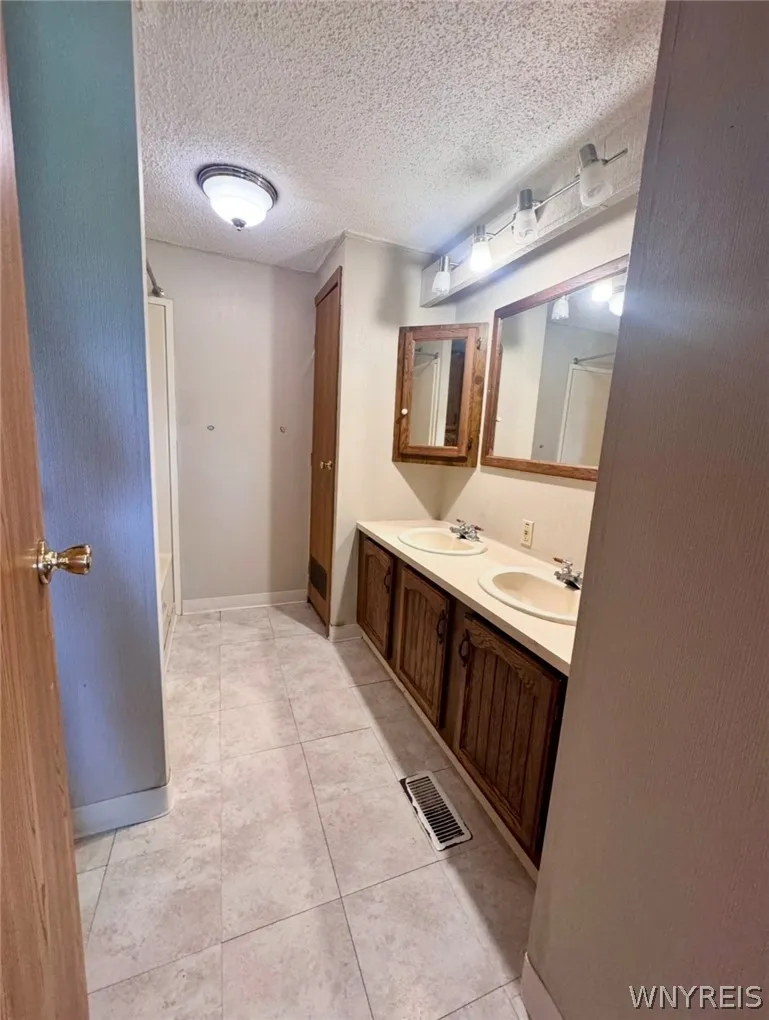 5 White Water Court, Hamburg, New York 14075, Hamburg, New York 14075, 3 Bedrooms Bedrooms, 6 Rooms Rooms,2 BathroomsBathrooms,Residential,For Sale,5 White Water Court, Hamburg, New York 14075,0,B1698533