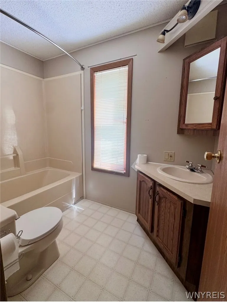 5 White Water Court, Hamburg, New York 14075, Hamburg, New York 14075, 3 Bedrooms Bedrooms, 6 Rooms Rooms,2 BathroomsBathrooms,Residential,For Sale,5 White Water Court, Hamburg, New York 14075,0,B1698533