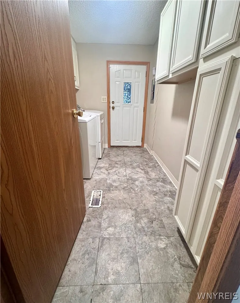 5 White Water Court, Hamburg, New York 14075, Hamburg, New York 14075, 3 Bedrooms Bedrooms, 6 Rooms Rooms,2 BathroomsBathrooms,Residential,For Sale,5 White Water Court, Hamburg, New York 14075,0,B1698533