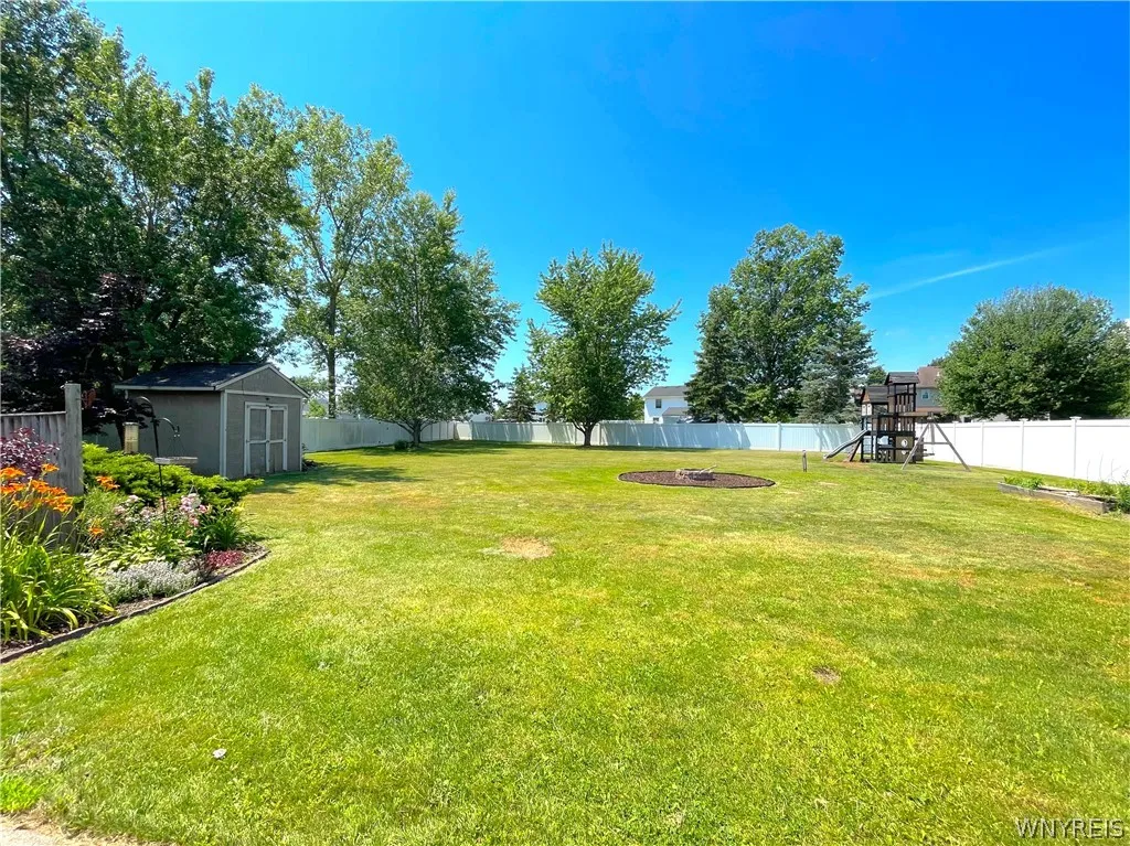 84 Regency Drive, Grand Island, New York 14072, Grand Island, New York 14072, 3 Bedrooms Bedrooms, 9 Rooms Rooms,2 BathroomsBathrooms,Residential,For Sale,84 Regency Drive, Grand Island, New York 14072,0,B1698377
