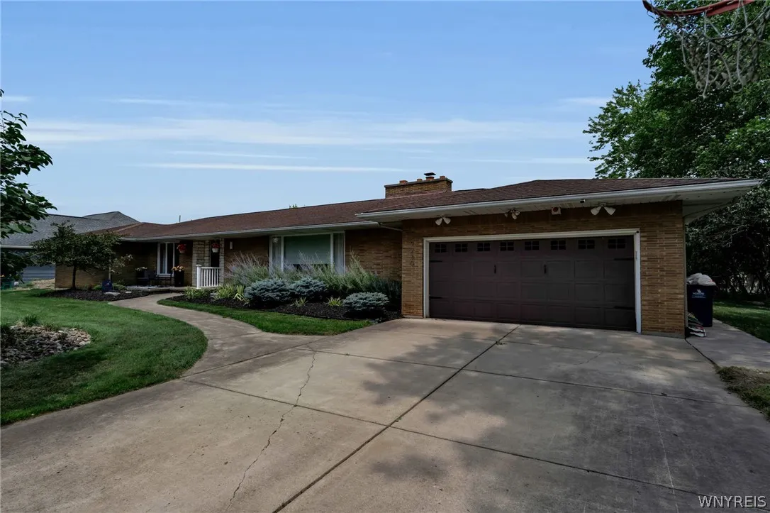 9230 Valley Stream Road, Clarence, New York 14031, Clarence, New York 14031, 5 Bedrooms Bedrooms, 8 Rooms Rooms,2 BathroomsBathrooms,Residential,For Sale,9230 Valley Stream Road, Clarence, New York 14031,0,B1698442