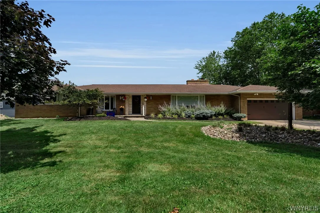 9230 Valley Stream Road, Clarence, New York 14031, Clarence, New York 14031, 5 Bedrooms Bedrooms, 8 Rooms Rooms,2 BathroomsBathrooms,Residential,For Sale,9230 Valley Stream Road, Clarence, New York 14031,0,B1698442