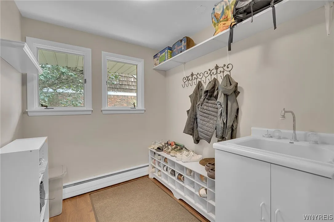 9230 Valley Stream Road, Clarence, New York 14031, Clarence, New York 14031, 5 Bedrooms Bedrooms, 8 Rooms Rooms,2 BathroomsBathrooms,Residential,For Sale,9230 Valley Stream Road, Clarence, New York 14031,0,B1698442