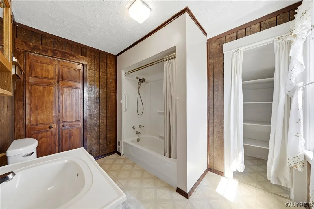 Bathroom 2nd floor