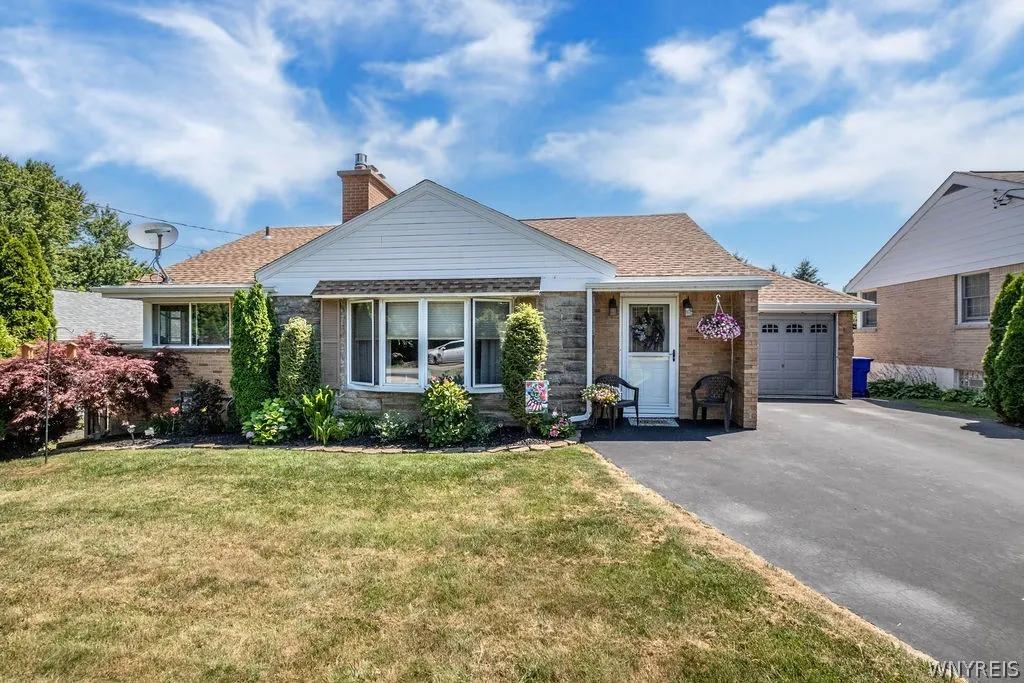 5979 Fairway Court, Hamburg, New York 14085, Hamburg, New York 14085, 3 Bedrooms Bedrooms, 7 Rooms Rooms,1 BathroomBathrooms,Residential,For Sale,5979 Fairway Court, Hamburg, New York 14085,0,B1698310