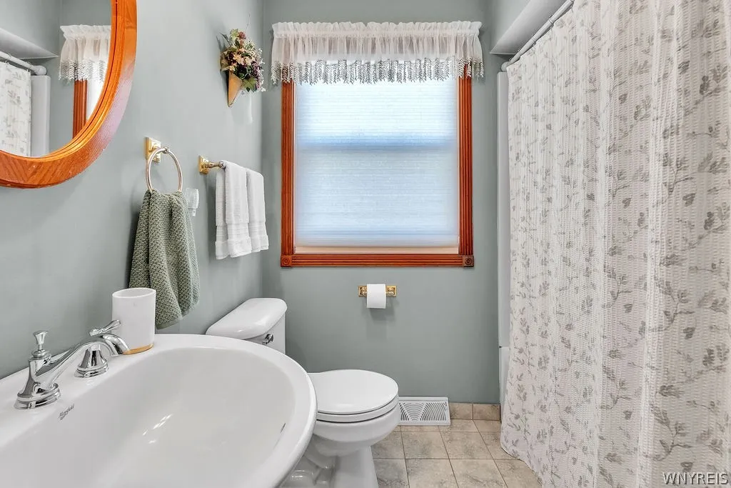 Full bathroom - Main Floor