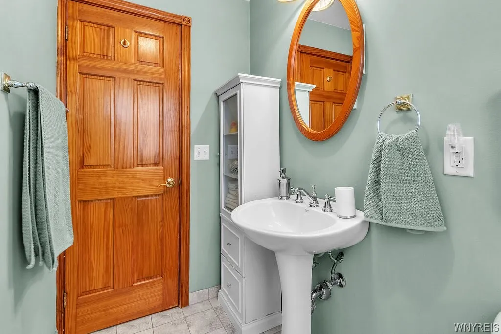 Full Bathroom - Main Floor