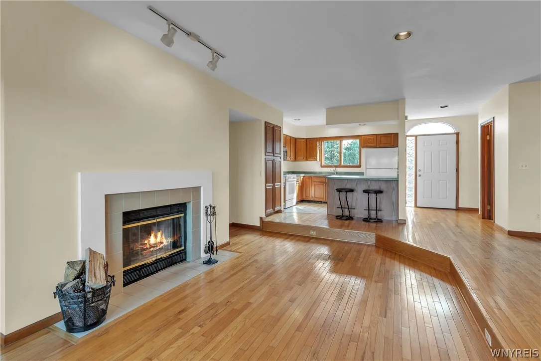 418 Lakefront Blvd, Buffalo, New York 14202, Buffalo, New York 14202, 2 Bedrooms Bedrooms, 5 Rooms Rooms,1 BathroomBathrooms,Residential,For Sale,418 Lakefront Blvd, Buffalo, New York 14202,0,B1698602